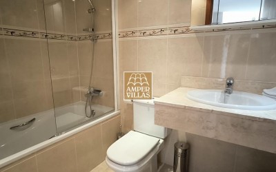Amplio y luminoso apartamento con garaje cerrado a la venta en la Sierra de Altea.
